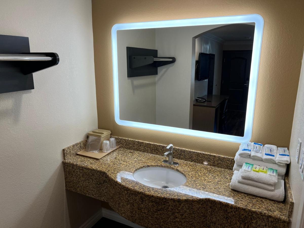 Walnut Inn & Suites เวสต์โควีนา ภายนอก รูปภาพ