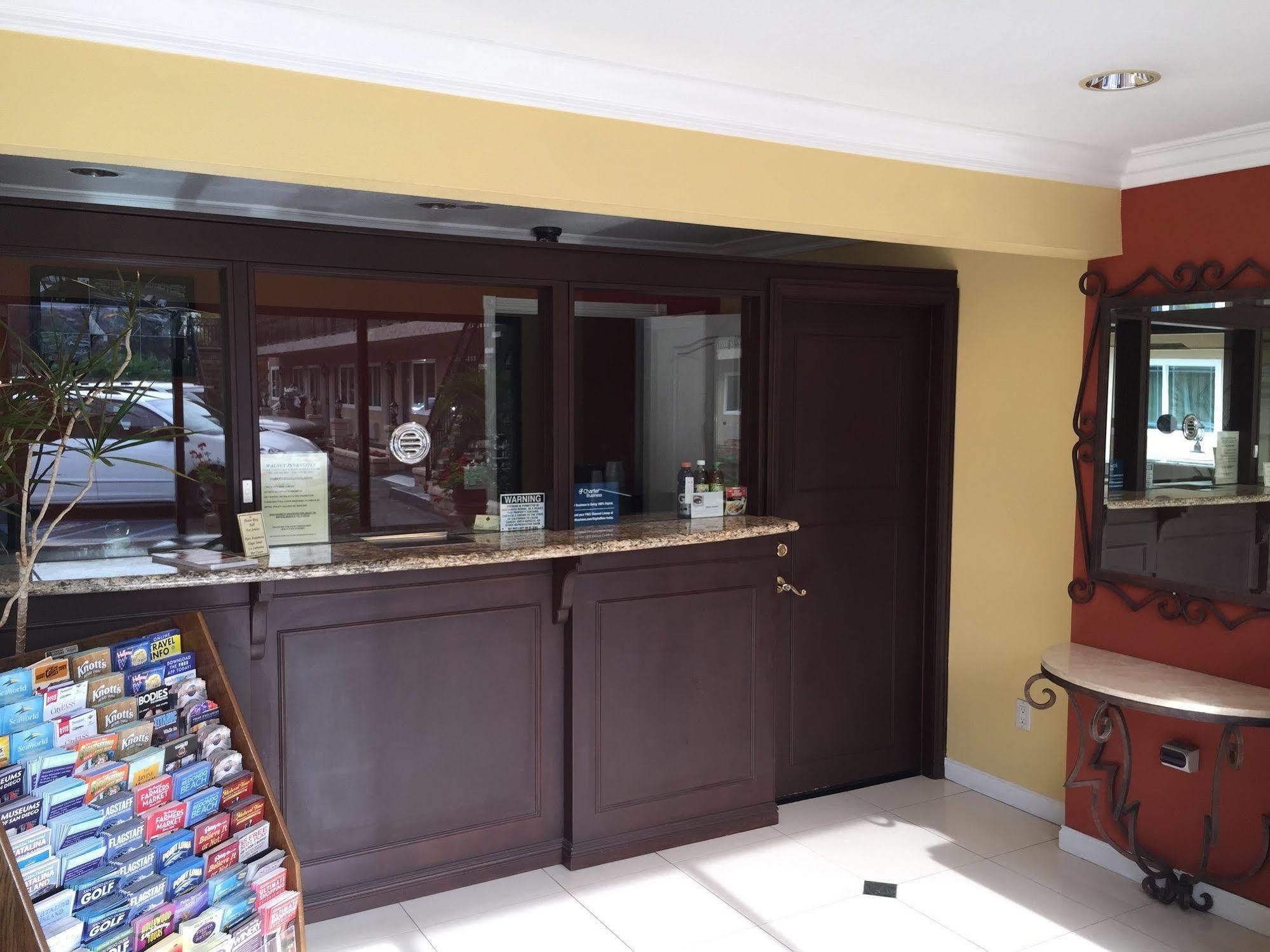 Walnut Inn & Suites เวสต์โควีนา ภายนอก รูปภาพ