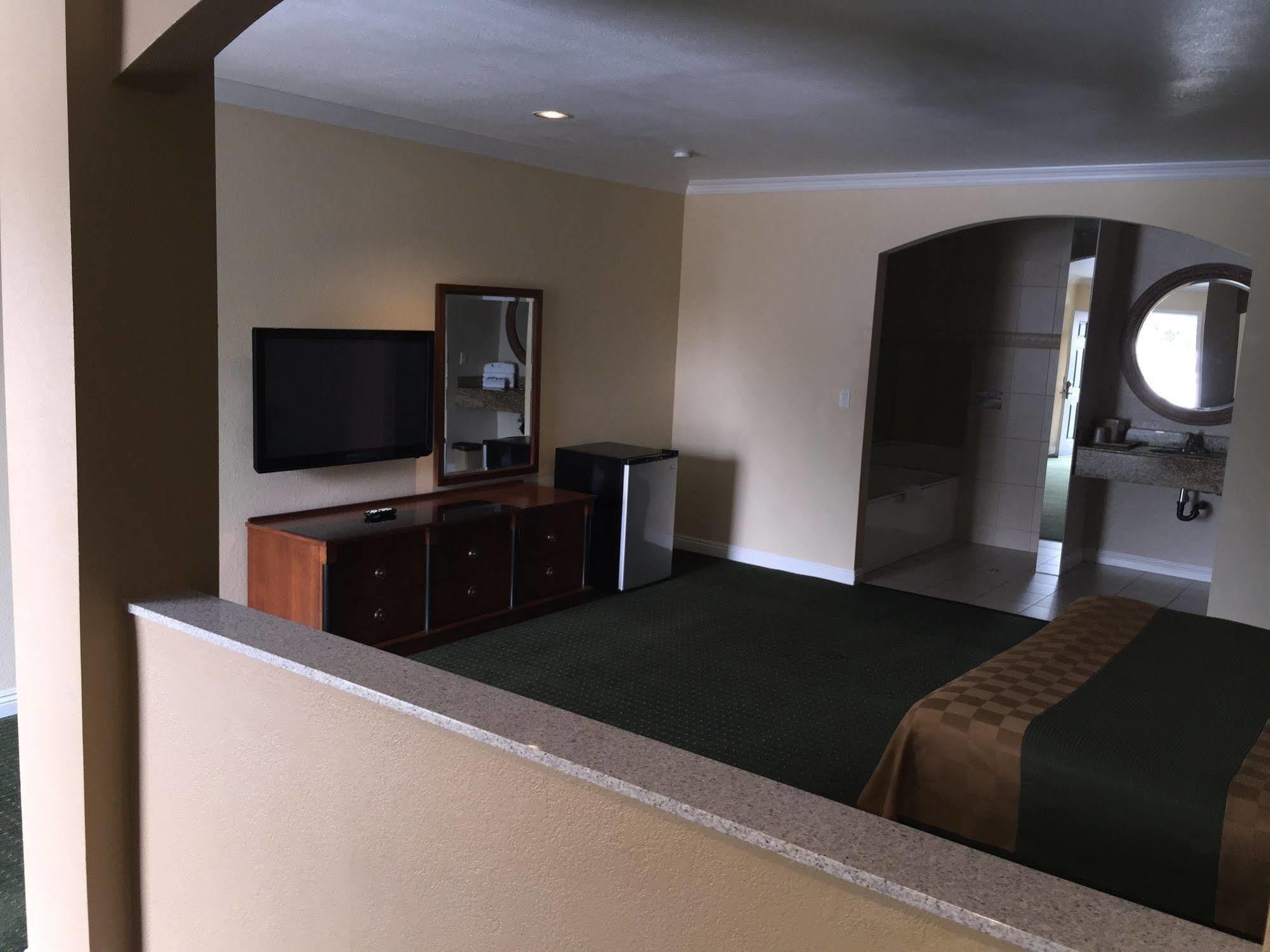 Walnut Inn & Suites เวสต์โควีนา ภายนอก รูปภาพ